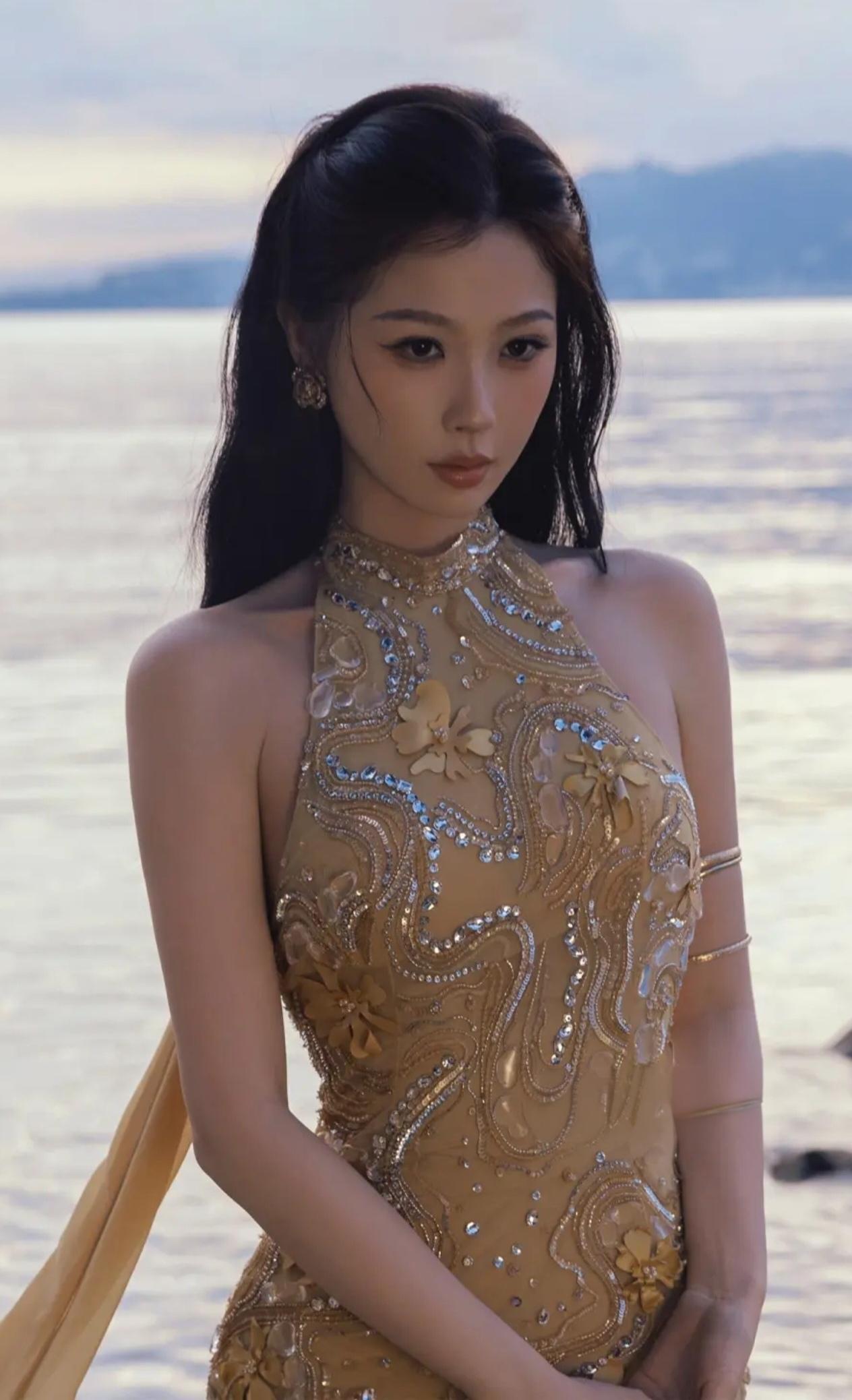 把海浪暮色，缝进缀满繁花的金色纱裙，海风托住满身星光，温柔又自带锋芒。虞书欣