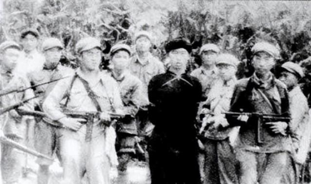 在1950年的反匪大战中，一个冒死的士兵揭开了匪首刘子良的诡计。被追捕的刘子良藏