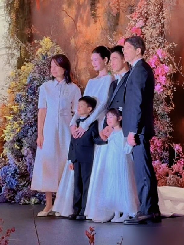 何猷君那个答谢宴，俩孩子一露面，评论区直接炸了。一堆人盯着看，说这基因是真没浪费，超模的腿长和赌王家