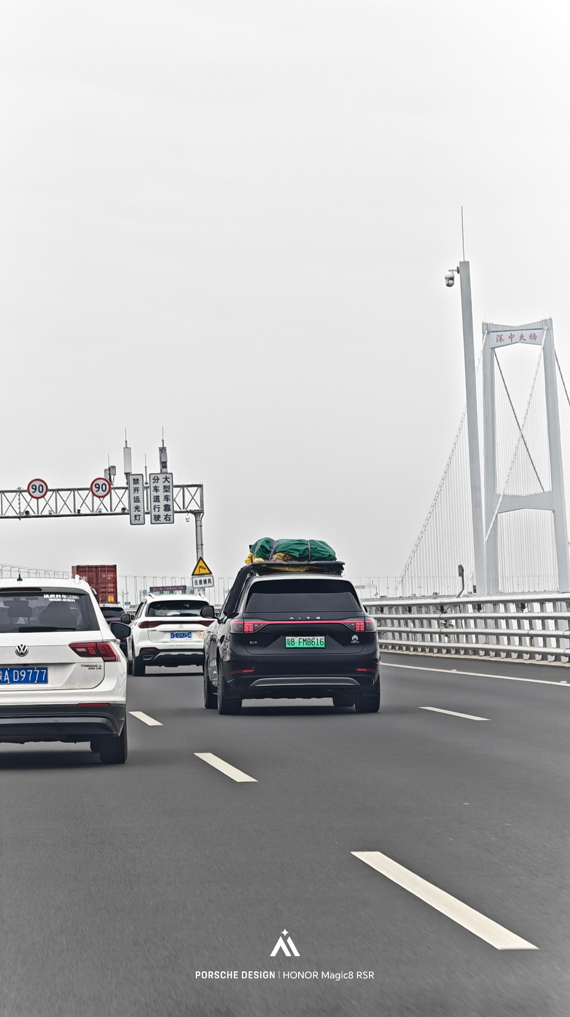 还蛮好看的，加装的侧梯，不过，好像是粘的么，稳不稳的深圳·深中大桥