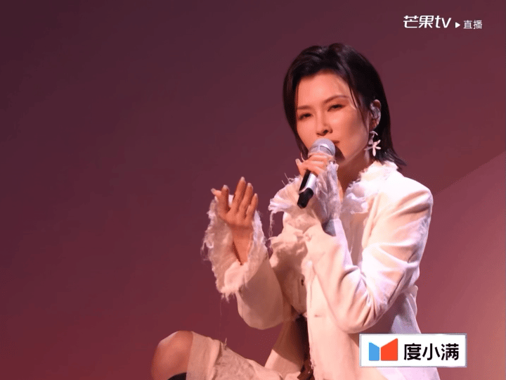 徐洁儿开口我跪下了徐洁儿嗓子 浪姐舞台最大惊喜当属徐洁儿，原本只是随性观看节目