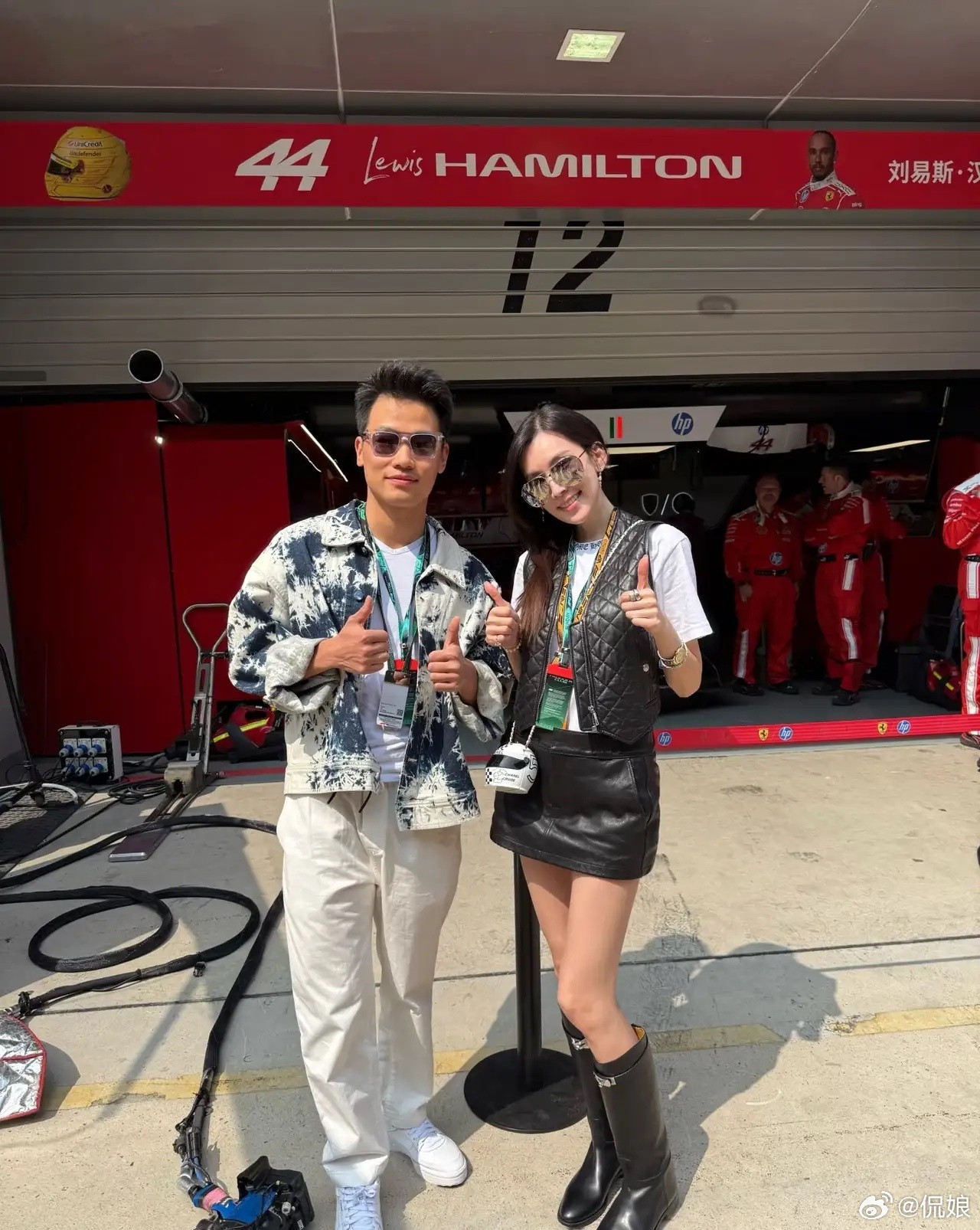 陈若仪晒出F1赛车第二天，她和郭富城、周柯宇合影！这双大长腿太抢眼了吧！又瘦又直