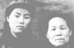 1940年，山东一位大娘给八路军端来香喷喷的煎饼，饥饿的战士们狼吞虎咽。班长啃了
