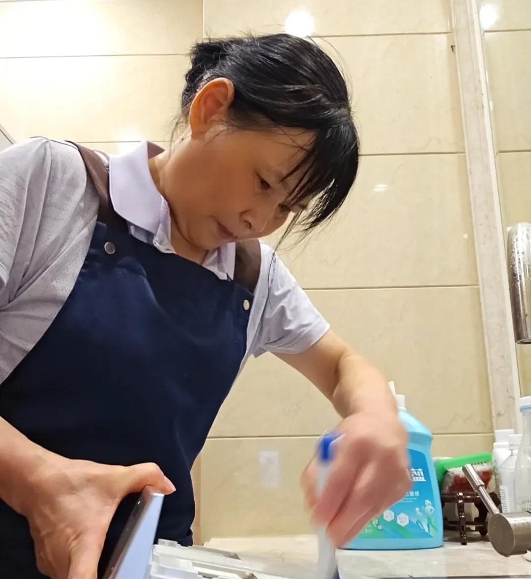 走进洗衣间，一股酸臭的气味扑鼻而来，找了好久，总算找到了气味的源头。我