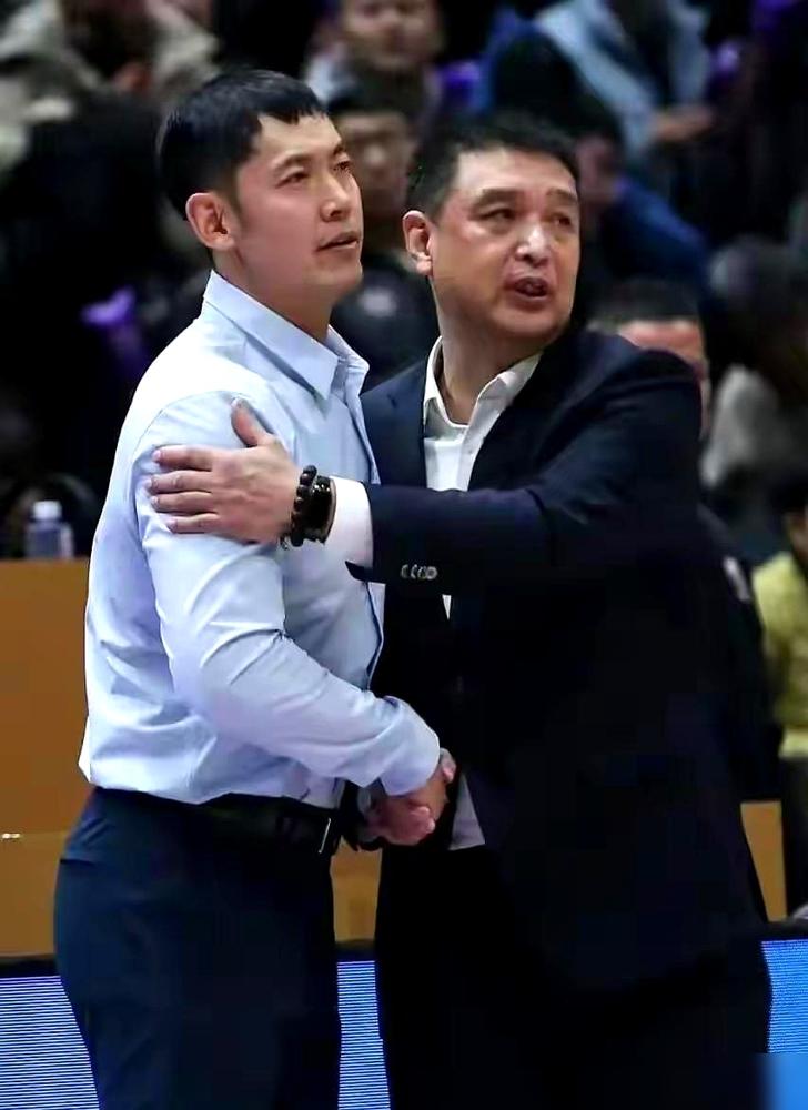 别骂张庆鹏了，他只是个祭品。从季后赛八强，到惨败收官。场均得分从106.2砸