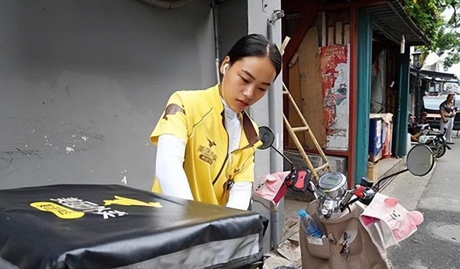 一男子天天点外卖吃，他发现送外卖的都是同一女子。有一天，女子就对男子说我干脆辞职