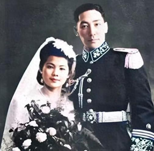 1942年，蒋纬国看到一位美丽的少女，上前和她搭讪：“小姐，报纸能借我看一下吗？