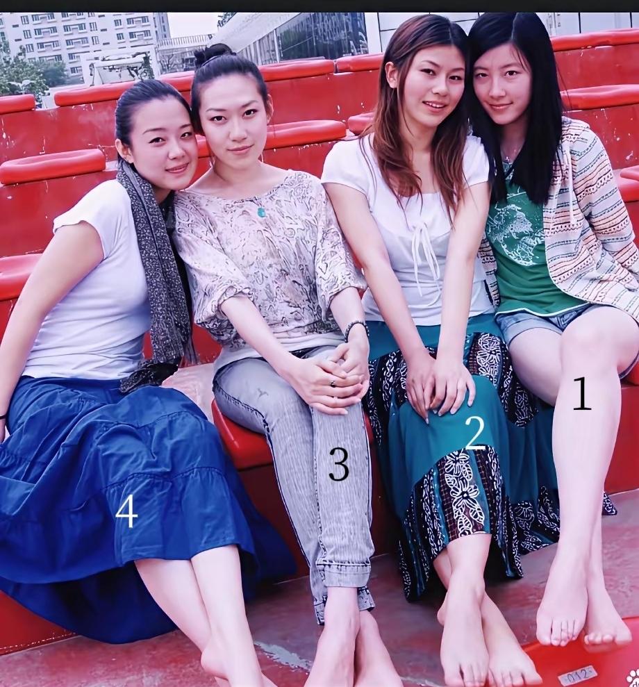 一眼看去，3号最顺眼的那个，她扎着丸子头，眼里有光，心情放松，是做媳妇的最佳人选