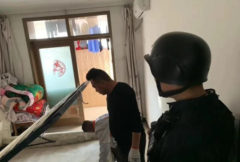 新疆，男子有一套空置的房子，竟然被对门邻居私自占用了3年，还把门锁、窗户、吊顶都