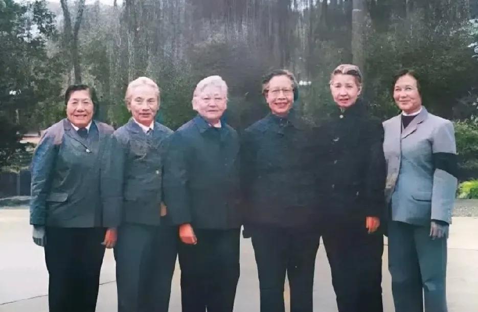 1984年，6位参加过长征女红军的珍贵合影，你知道她们都是谁吗？两万五千里长征走