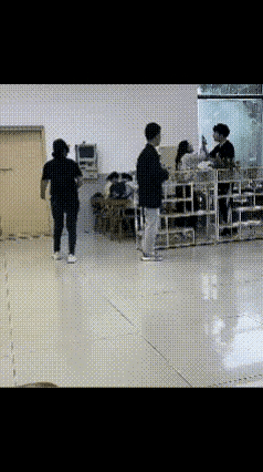 十拳，女的打了男的两下，男的拿着手机录下来后，告诉女的：是你先打我的，我是正当防