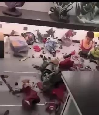 网友们都无语了。女友要男子给她买奢侈品包包，被男子拒绝了，回到家把男子珍藏很久