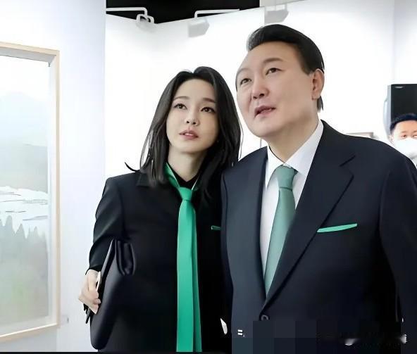 尹锡悦的天都塌了，金建希出庭受审，连自主走路都成了问题，由两人搀扶低头走入法庭。