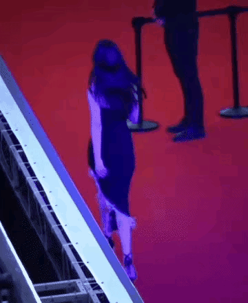 看背景，看走路，能认出来是谁吗