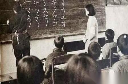 现在一聊起东亚的军力账本，很多人直接往沙发上一靠：“咱们的飞机军舰摆在那，日本算