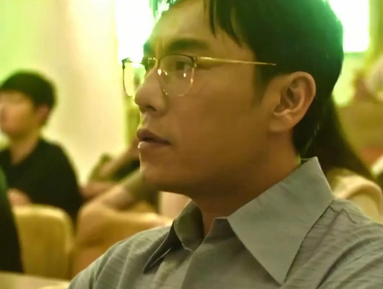 《扫毒风暴》卢少骅借着研究洋葱晶为由，向化学教授学习了一直困扰他的结晶问题，直到