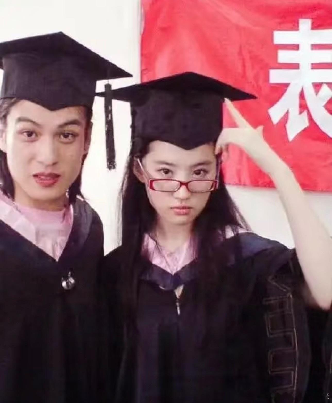 刘亦菲和板蓝根同学关系一定很好，几乎每次回母校俩人都站一块儿