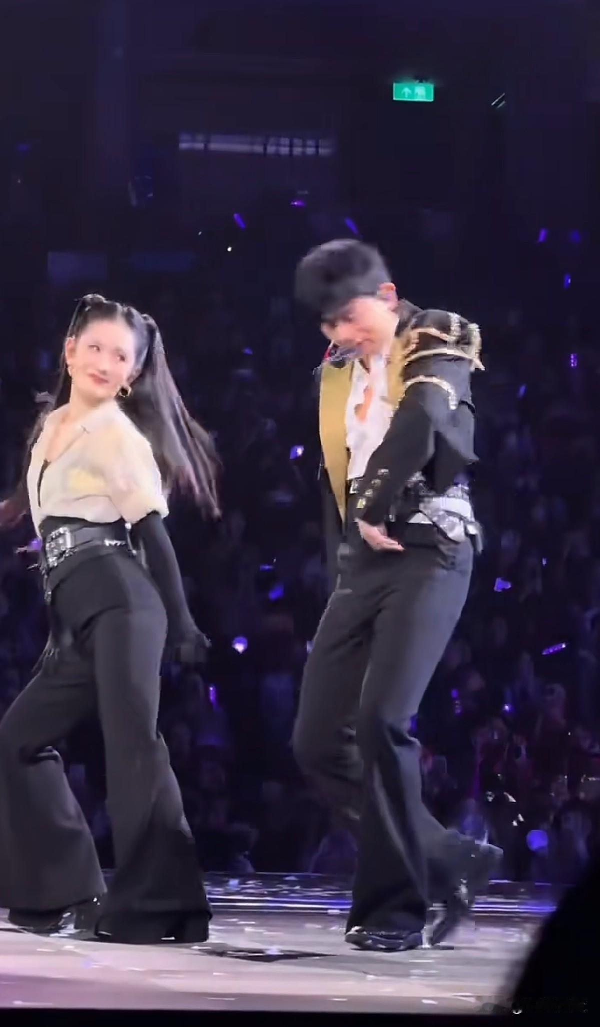 谢娜头发好靓，垂顺又有光泽。真服了张杰谢娜两口子，谢娜上台助阵，就连伴舞都省