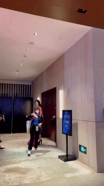 倪妮这鞋子，二十公分得有吧！穿上后的效果真的一言难尽，为什么非要把自己弄成“女巨
