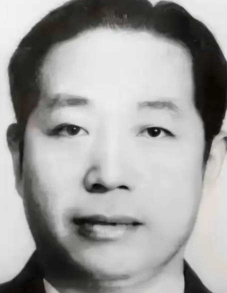 1937年，刺蒋失败后，百变杀手华克之投奔延安，伟人看到后却当场断言：你绝不能留