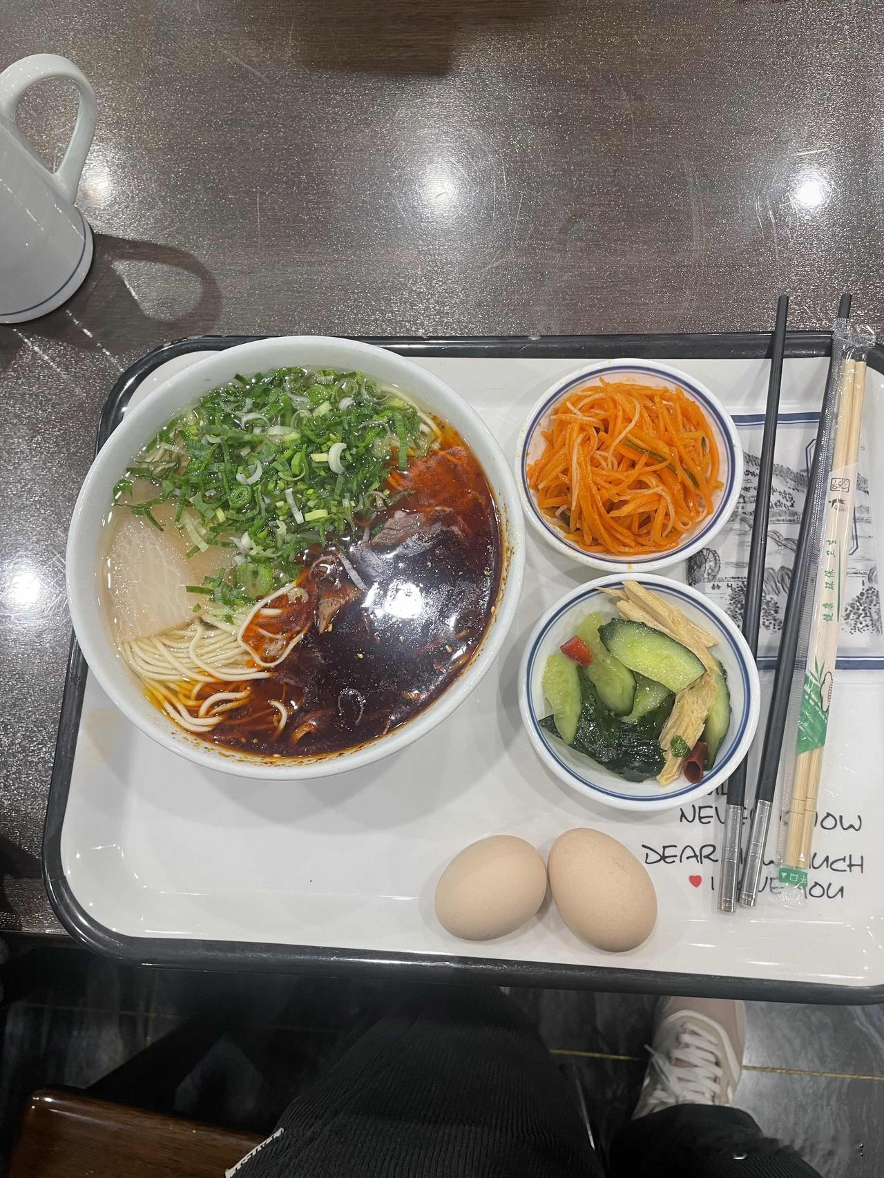 兰州牛肉面，那可是兰州美食的“代言人”，养育了黄河两岸的兰州人。它的灵魂，首推那