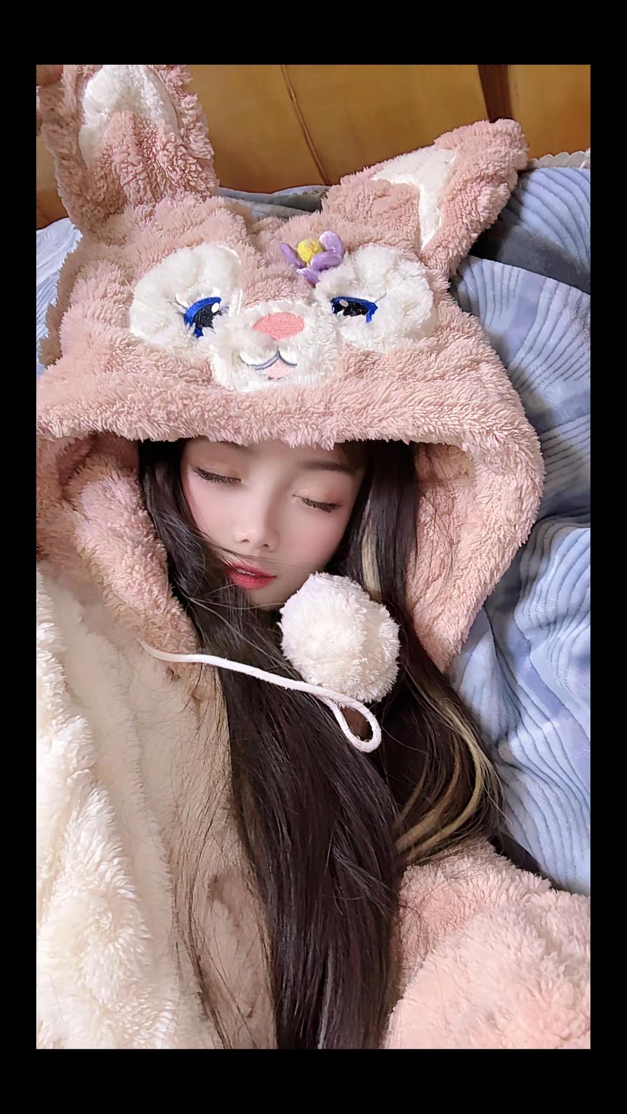 他每天不管多忙心里总会惦记着我，每天都会给我带点早餐，说要把我养胖😬😬早上