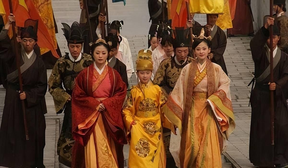 万历皇帝刚刚登基，就发生了一件大事，户部连京城官员的俸禄都发不出来了，张居正无奈