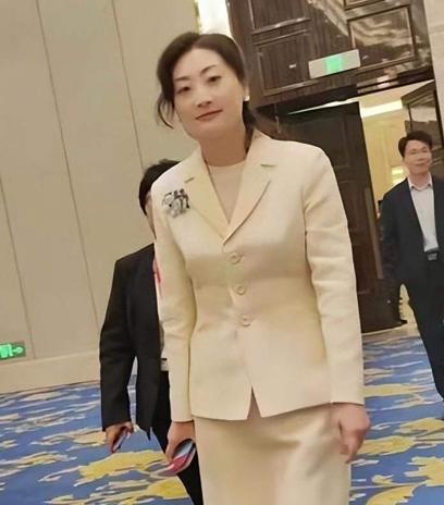 宗馥莉的黑历史;二十多岁时的宗馥莉穿着一身名牌却总爱驼着背，昂贵的套