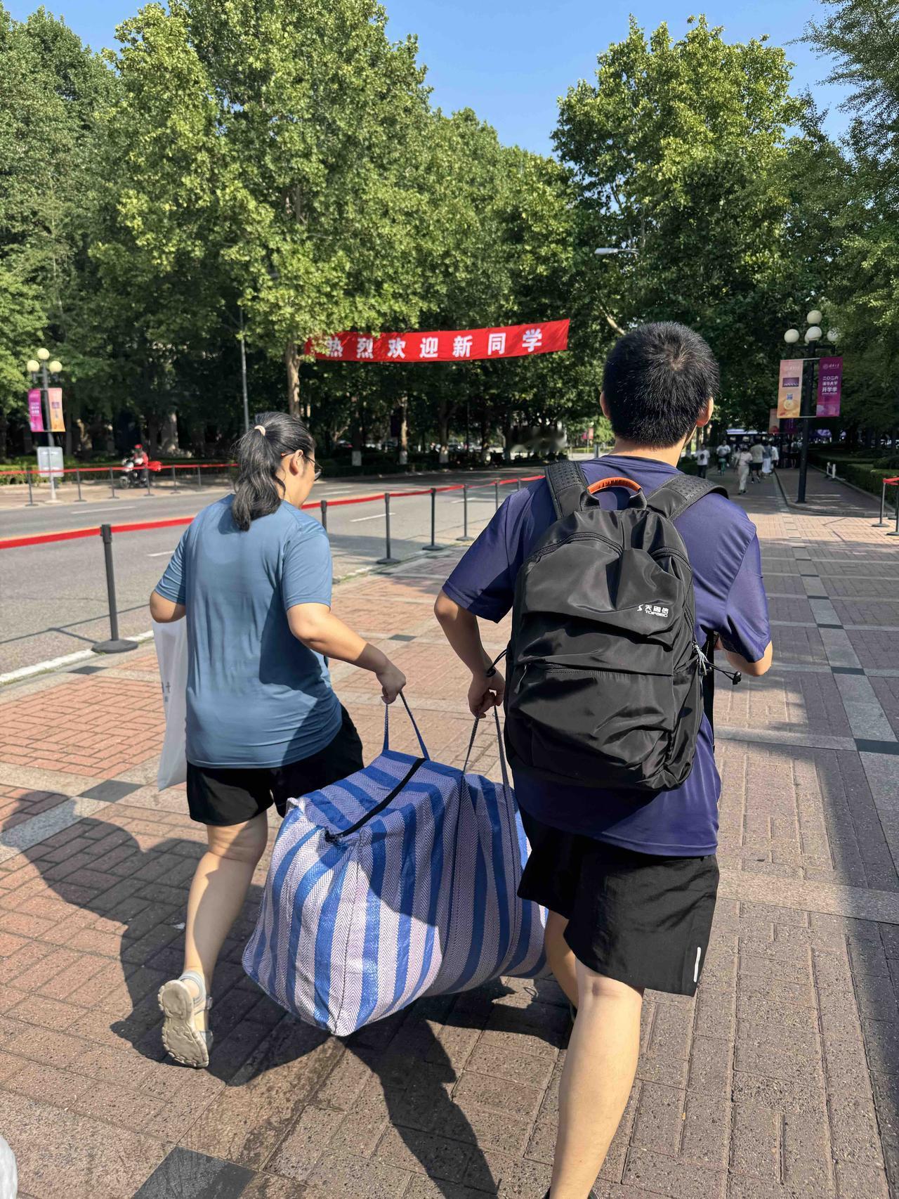 清华2026本科生报道，看到了我尊敬的一幕：一个新生和母亲抬着一个简陋的“蛇皮袋