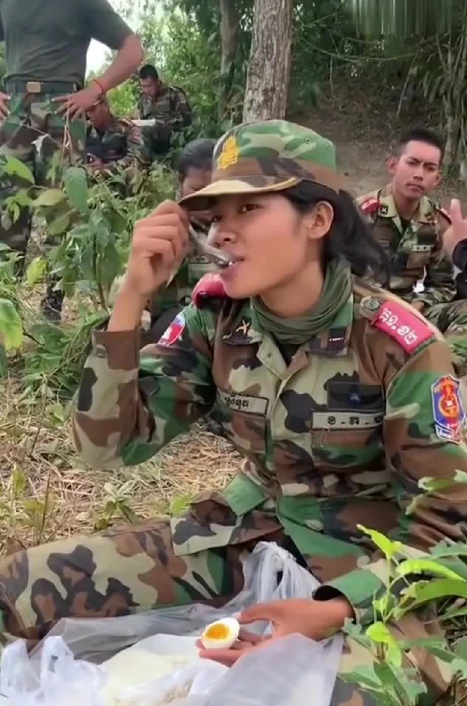 这对比很讽刺啊，柬埔寨那些个军官个个都是名表在手证明军队还是很有钱的，咋前线的士
