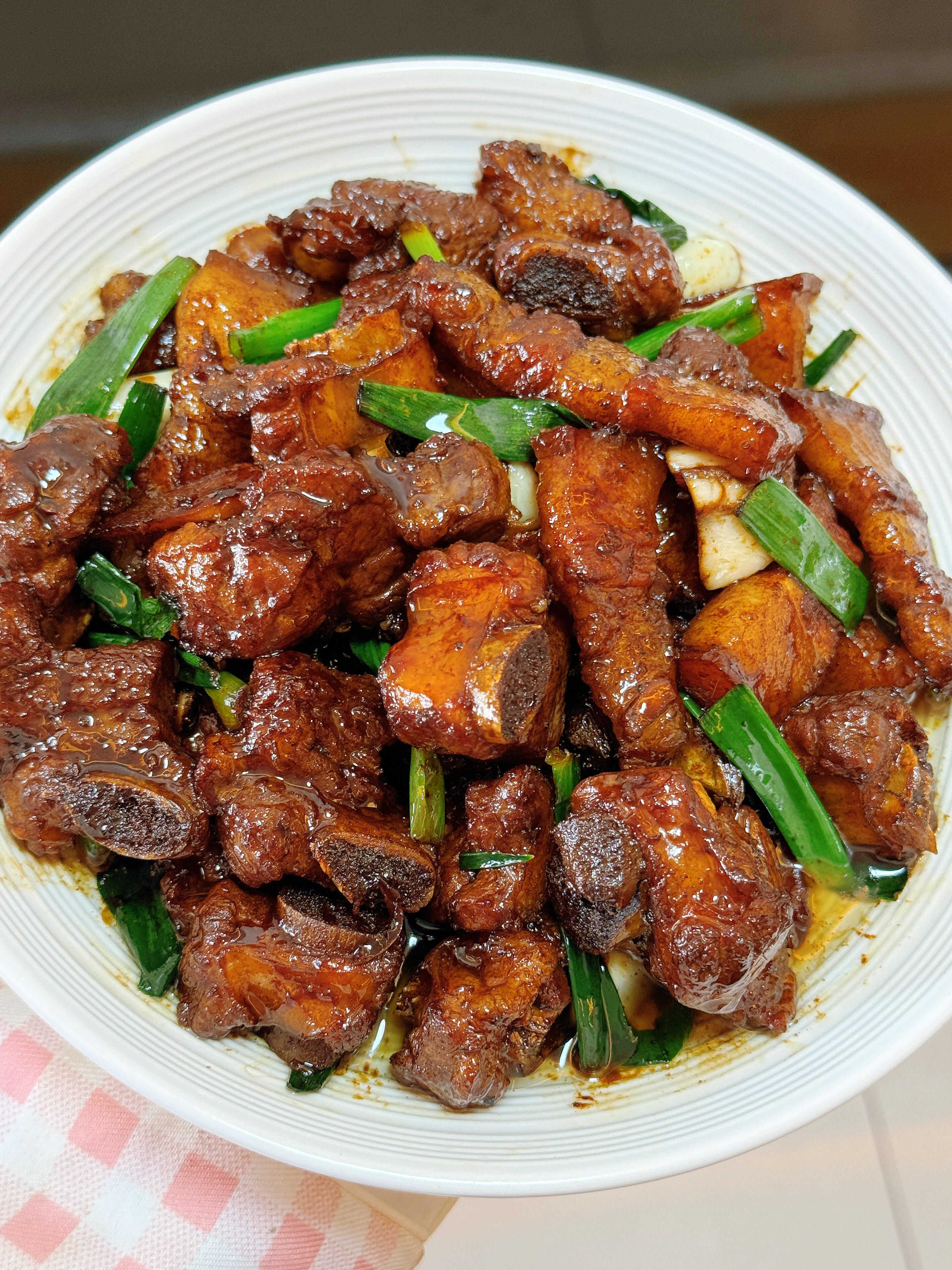 五花肉生炒排骨✨肉香飘满整个屋，小时候的家常味谁懂啊！这道五花肉生炒排骨，一炒