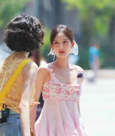 李一桐新综艺路透粉色吊带上衣搭配蓝色发带尽显甜美活力