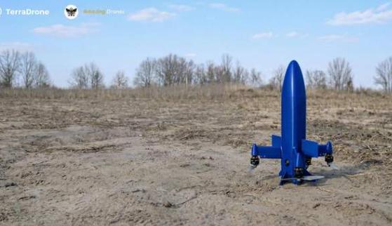 俄军空袭突然失灵，竟是日本悄悄出手，2000美元无人机破局俄军的无人机绞杀战术