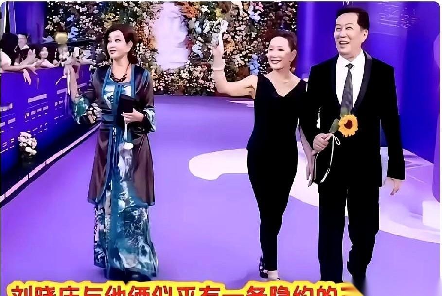 一张照片，把刘晓庆和陈冲的几十年，全拍进去了。镜头这头，刘晓庆一身中式红衣，没