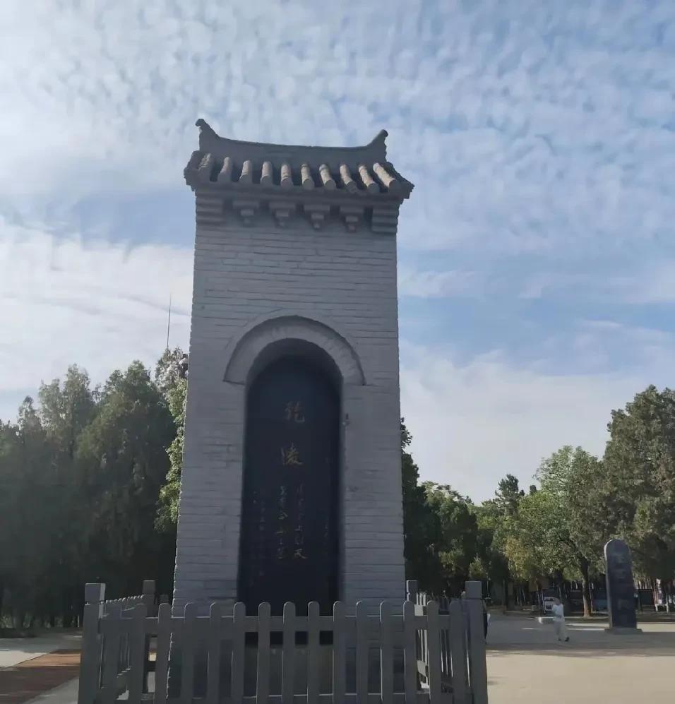李世民：儿子，给我解释一下，你和媚娘怎么埋在一起了？李治：爹，你走