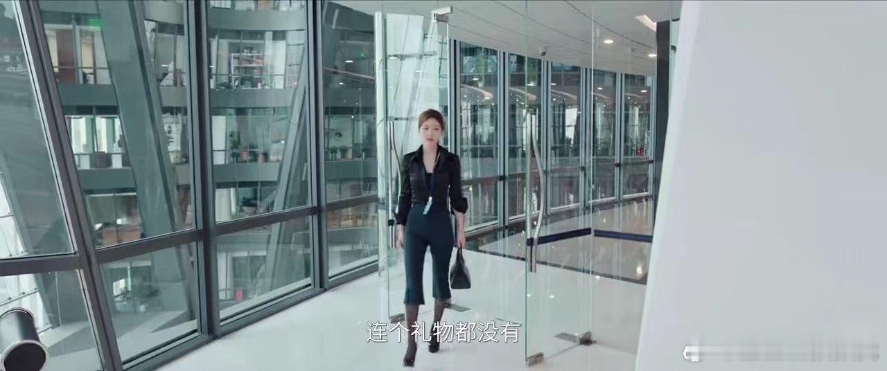 许妍这七分西庄路配黑丝的造型也是没想到，这真不是谁都能驾驭的许我耀眼