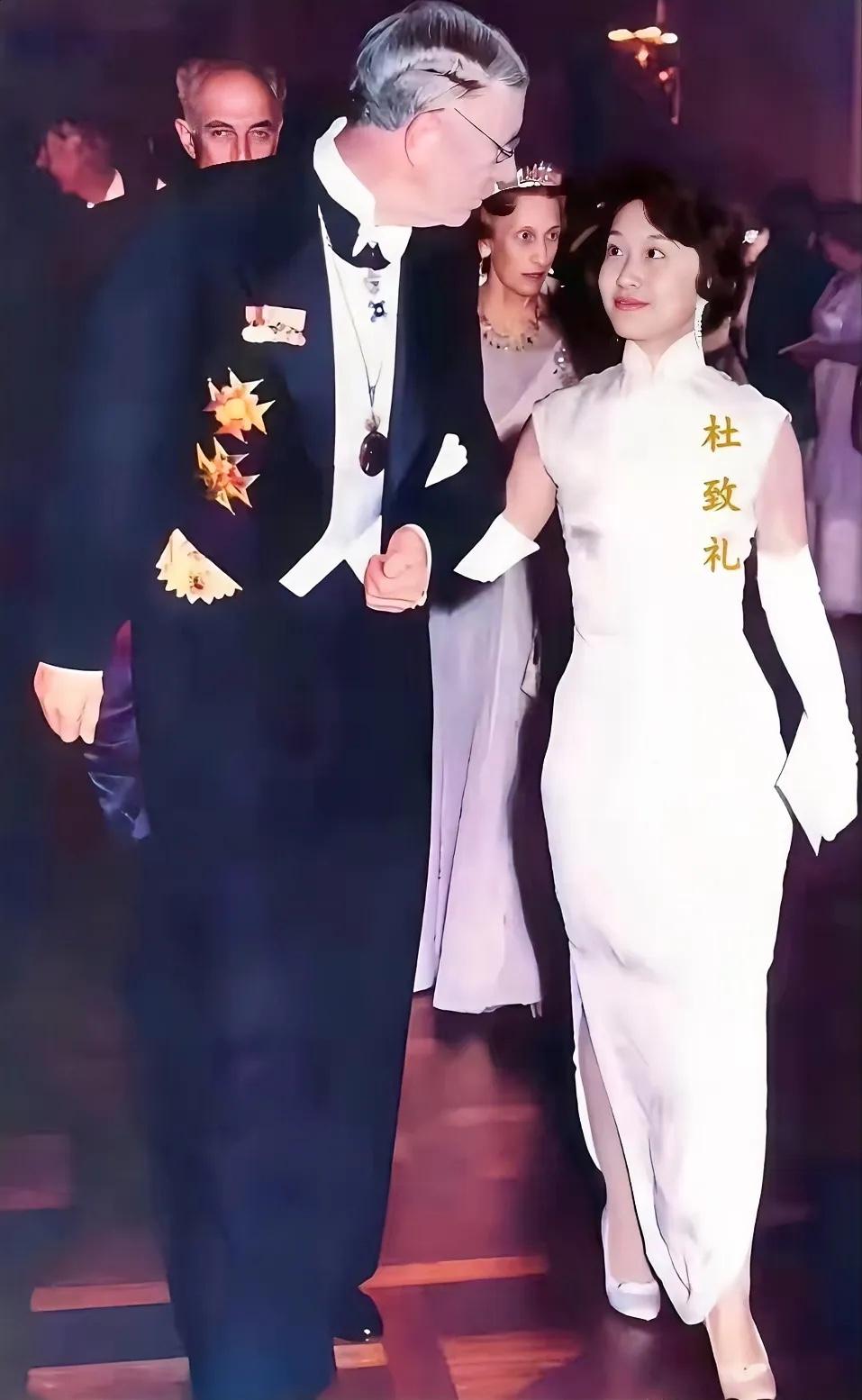 1957年，杨振宁夫人杜致礼挽着瑞典国王，出席诺贝尔奖颁奖晚宴时的一张留影，30