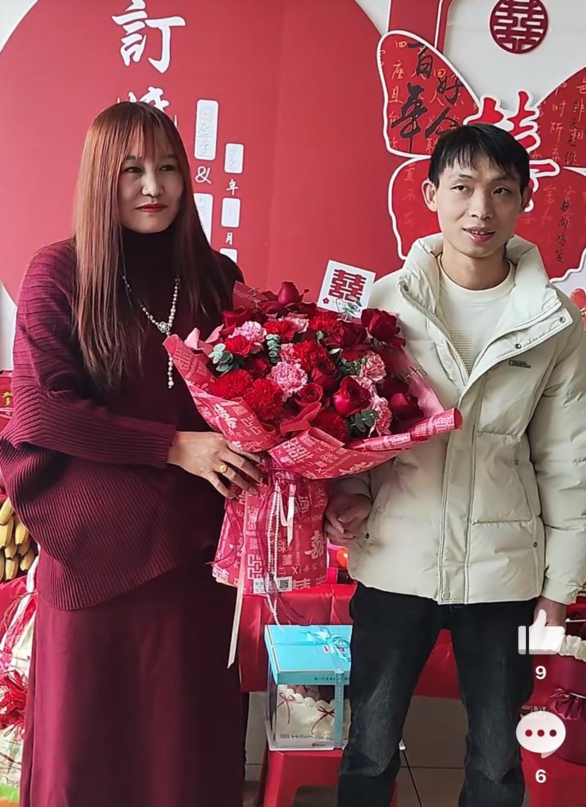 大家看这个新郎和新娘般配吗？小伙目测20出头，看起来老实，没有经过世面的样子，怯