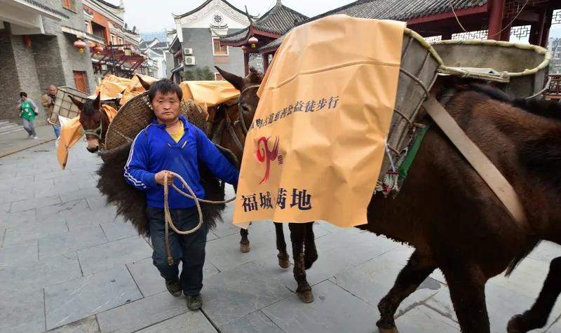 广东省乐昌市的坪石镇是一个极为特殊的集镇。它距离湖南宜章县城仅有十几公里，然而前
