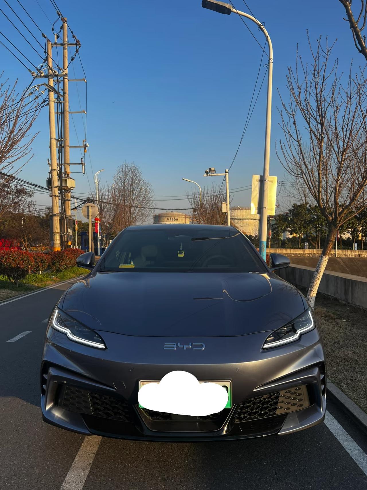 高速开车别长时间占超车道，保持安全车距，遇大货车尽量远离，这些基础驾驶技巧能大幅