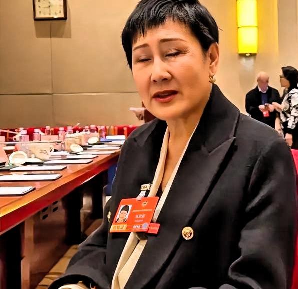 推动署名新规的人，自己参演的剧第一个违规。张凯丽删博、关评论、锁抖音——我看到“