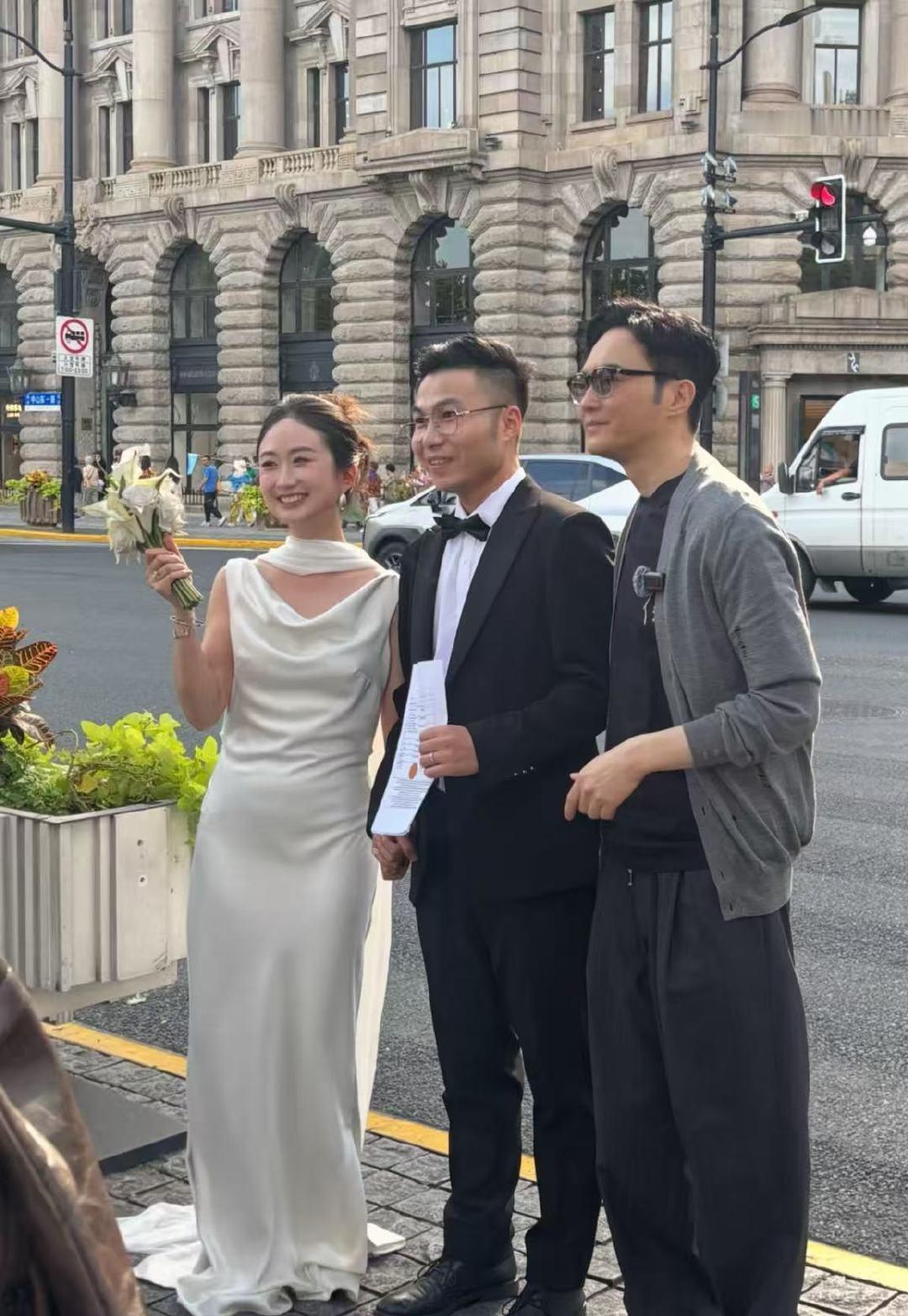 张智霖是在拍什么节目吗？感觉人好接地气呀#外滩偶遇张智霖##张智霖帮新婚夫妻拍照#​