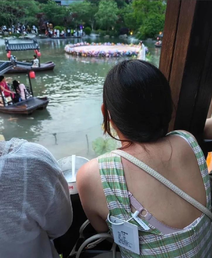 五一出游，女子衣服不剪吊牌，旅游回来后退还卖家。幸亏被网友发现，通过吊牌找到店家