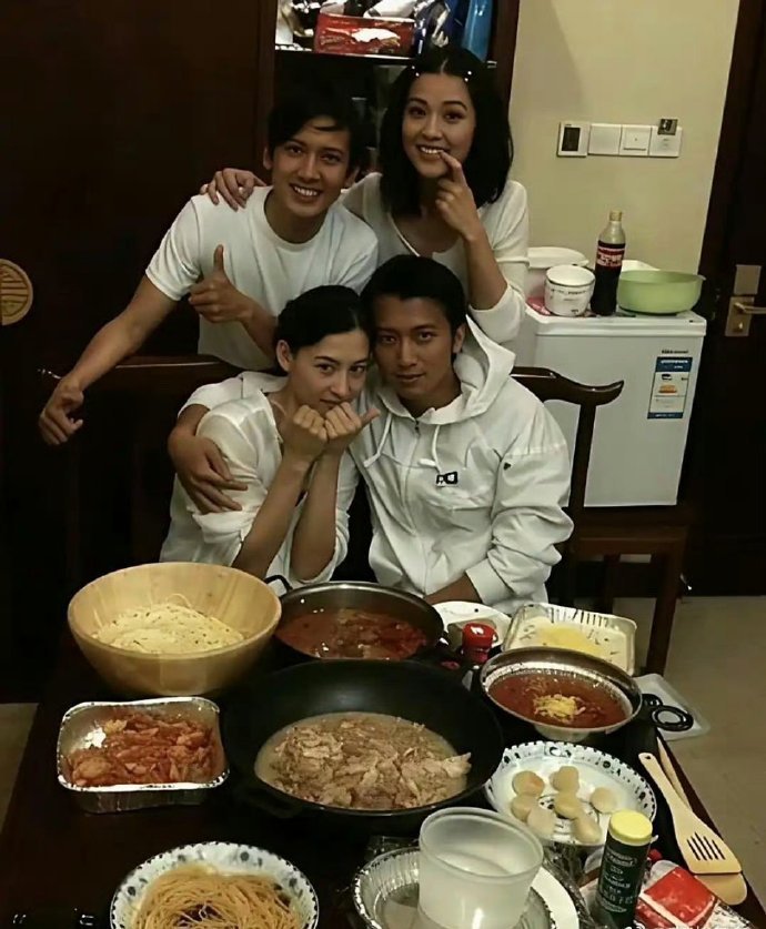 曾经的谢霆锋和张柏芝感情恩爱，好友阿sa去看他们时，张柏芝就准备了一大桌子菜招待