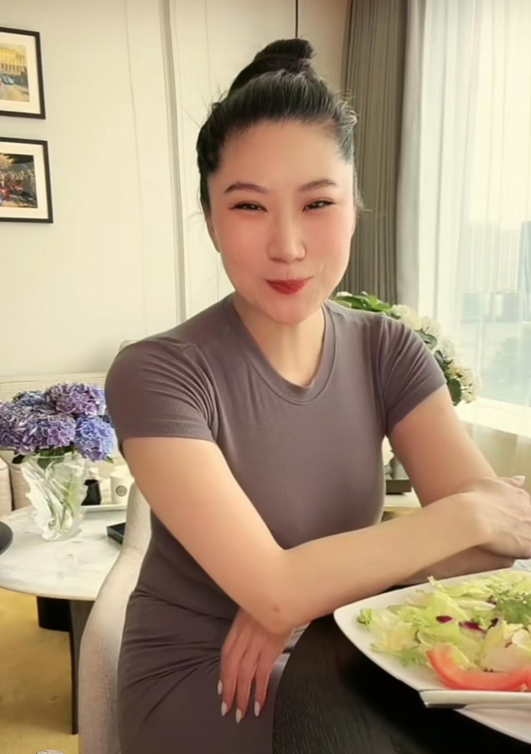 她应该是唯一一个跟老头在一起，却没有得到巨额遗产的吧！不是说她不够聪明，主要是