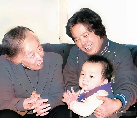 那年，王光美同志作为长辈来到毛主席的儿子毛岸青家里关心看望。毛岸青的爱人邵华抱着