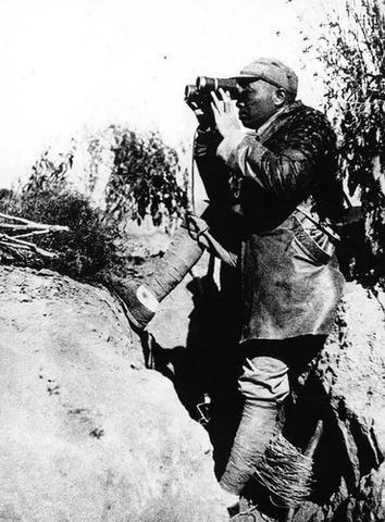 1956年，彭德怀到青海视察，检查哨位时，他问哨兵：“这么冷，你怎么不穿皮大衣？