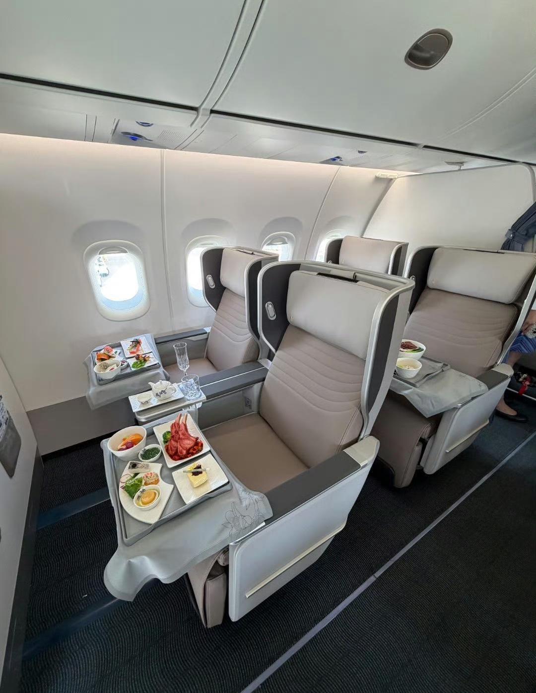 南航听劝了，终于在座椅上进行了大幅度升级！之前大家都吐槽南航的座椅像板凳一样