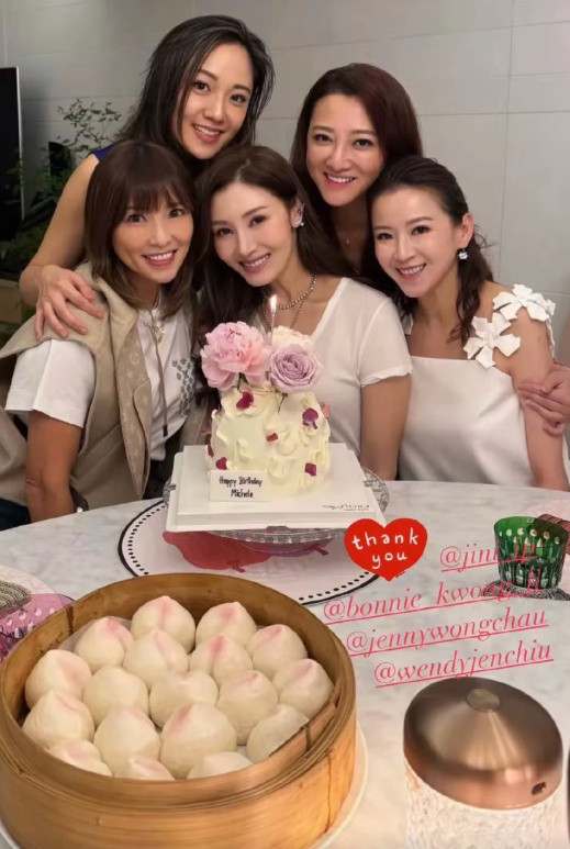 李嘉欣的脸跟她桌上寿桃好违和，无法想象年轻美丽的她居然55岁了。