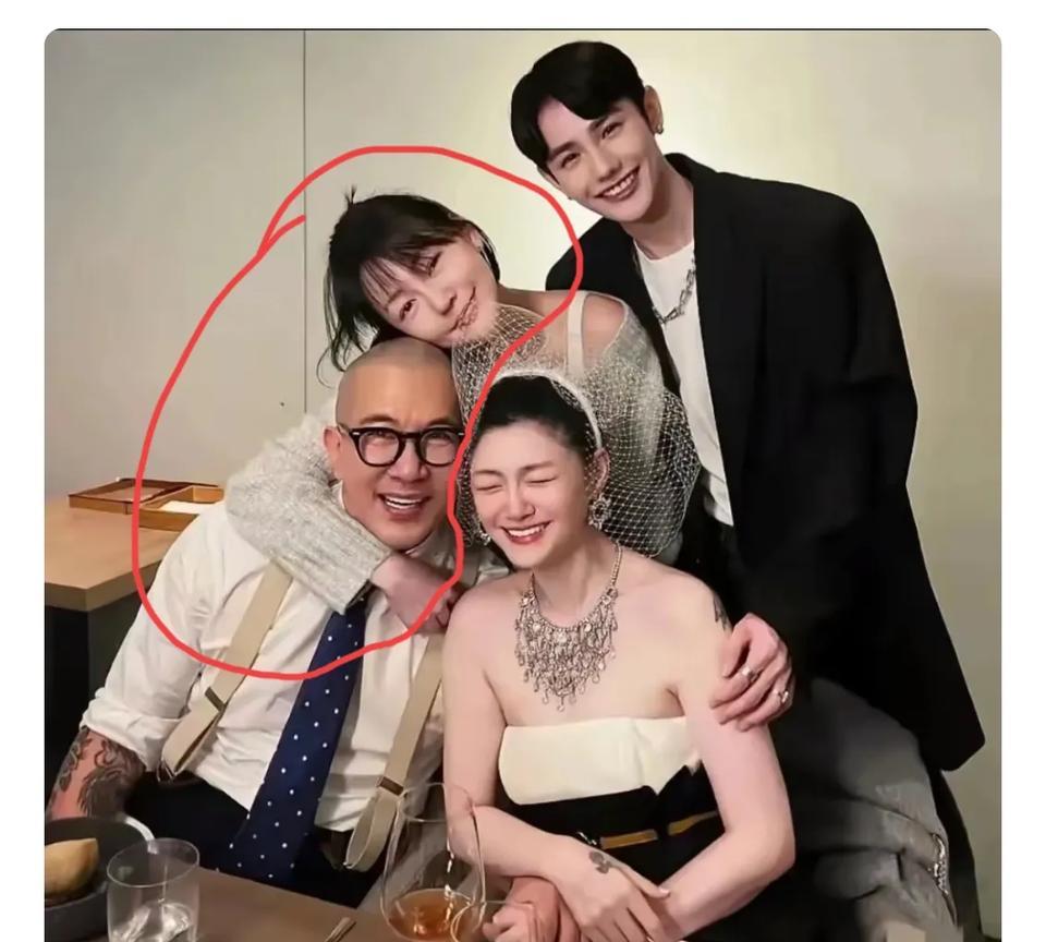 看图说话:这张照片里，谁跟谁最亲密？谁跟谁是夫妻？如果你不认识这一家人，你